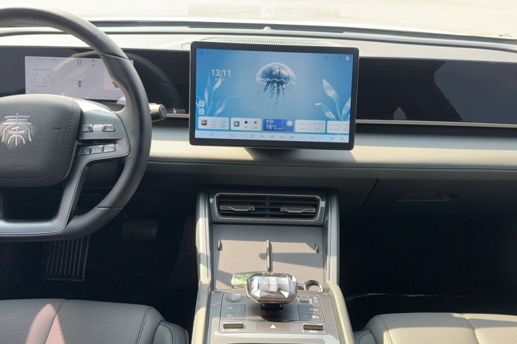 Used BYD Qin L 2025 DM-i Smart Drive 80KM Leading Model Audio And AC Panel