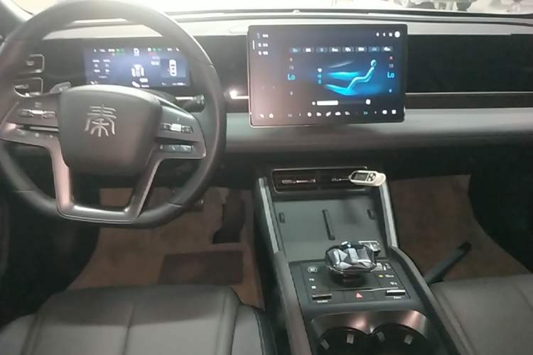 Used BYD Qin L 2025 DM-i Smart Drive 80KM Leading Model Audio And AC Panel