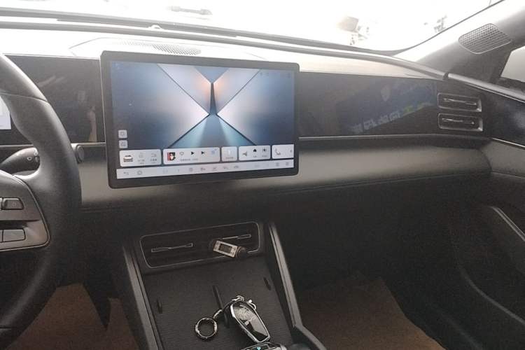 Used BYD Qin L 2025 DM-i Smart Drive 80KM Leading Model Audio And AC Panel