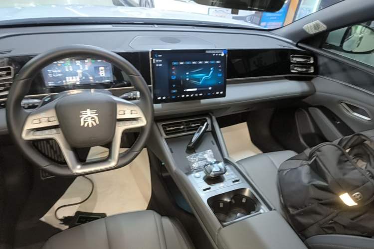 Used BYD Qin L 2025 DM-i Smart Drive 120KM Leading Model Audio And AC Panel