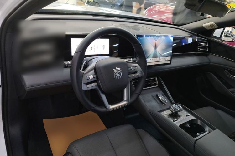 Used BYD Qin L 2025 DM-i Smart Drive 120KM Superior Model Center Console