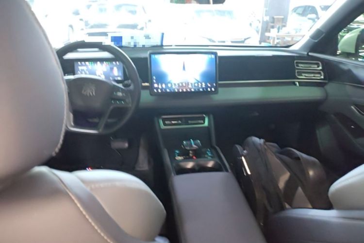 Used BYD Qin L 2025 DM-i Smart Drive 80KM Leading Model Center Console