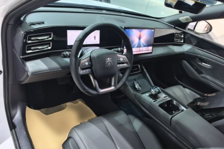 Used BYD Qin L 2025 DM-i Smart Drive 120KM Superior Model Center Console