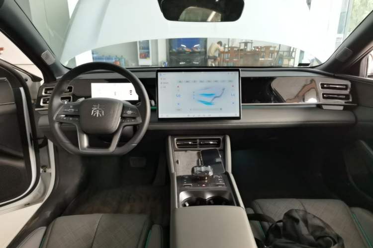 Used BYD Qin L 2025 DM-i Smart Drive 120KM Excellence Model Center Console