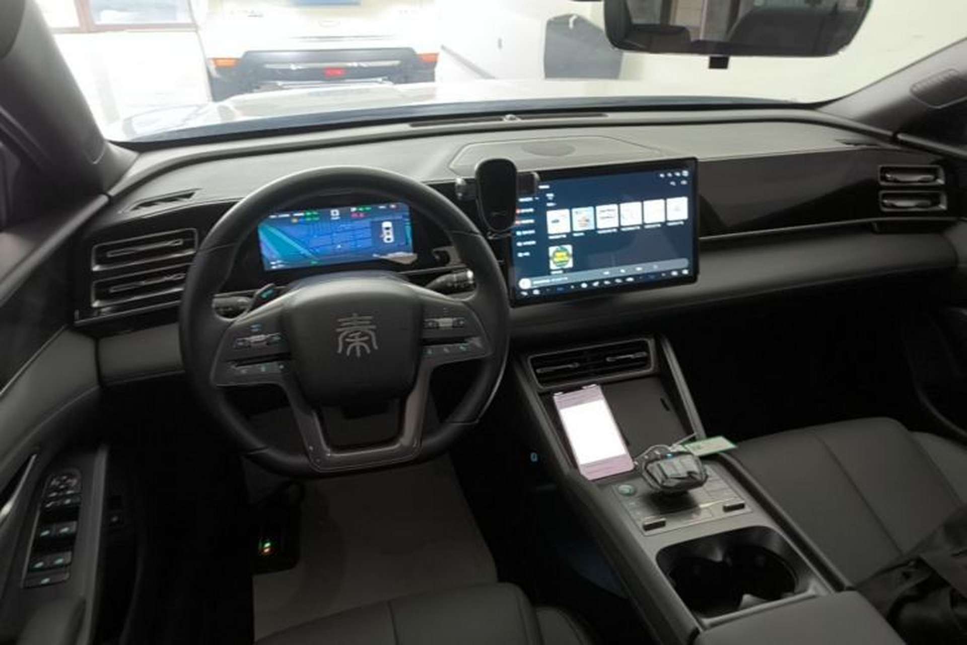 Used BYD Qin L 2025 DM-i Smart Drive 80KM Leading Model Center Console