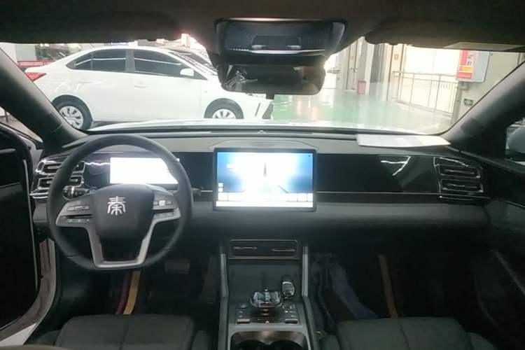 Used BYD Qin L 2025 DM-i Smart Drive 80KM Leading Model Center Console