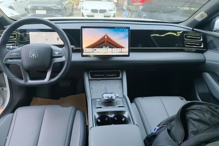 Used BYD Qin L 2025 DM-i Smart Drive 120KM Superior Model Center Console
