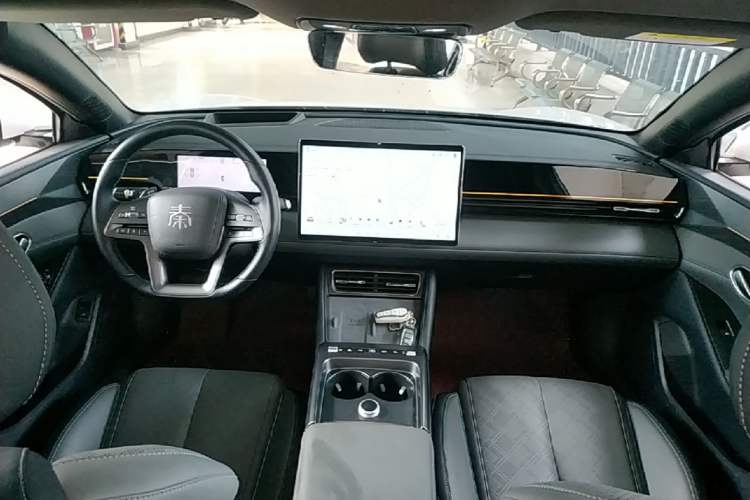 Used BYD Qin L 2025 EV 545KM Excellence Edition Center Console