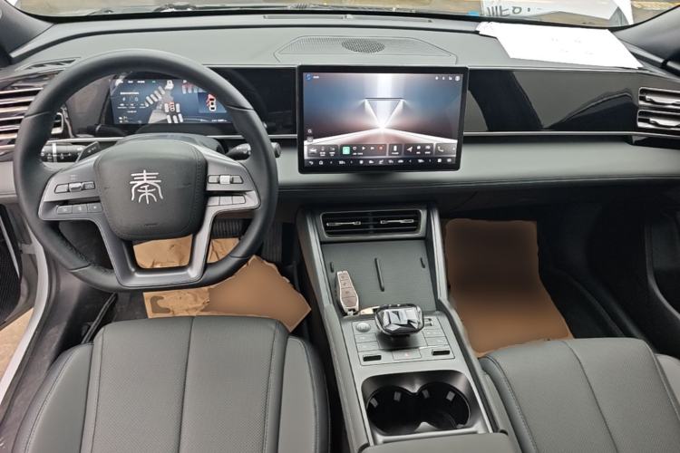Used BYD Qin L 2025 DM-i Smart Drive 80KM Leading Model Center Console
