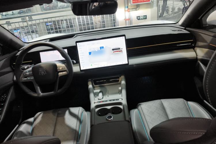 Used BYD Qin L 2025 EV 545KM Cloud Suspension Edition Center Console