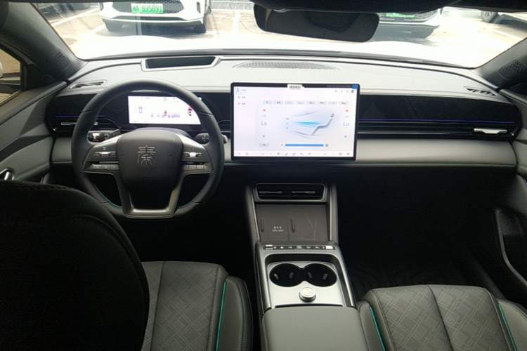 Used BYD Qin L 2025 EV 545KM Cloud Suspension Edition Center Console