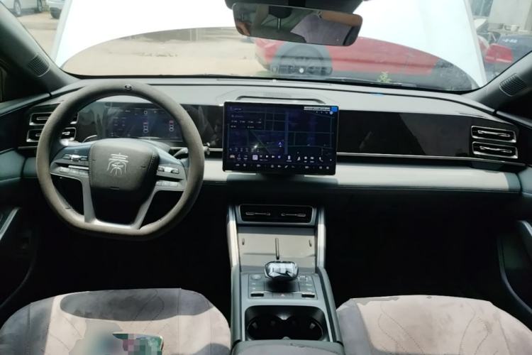 Used BYD Qin L 2025 DM-i Smart Drive 80KM Leading Model Center Console