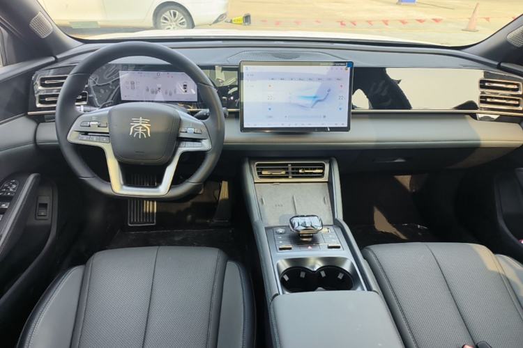 Used BYD Qin L 2025 DM-i Smart Drive 120KM Superior Model Center Console