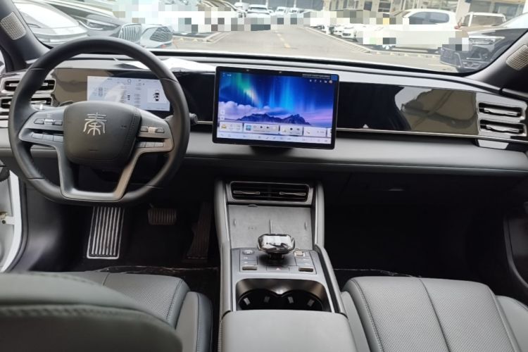 Used BYD Qin L 2025 DM-i Smart Drive 120KM Superior Model Center Console