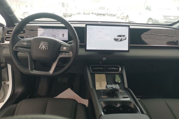 Used BYD Qin L 2025 DM-i Smart Drive 80KM Leading Model Center Console