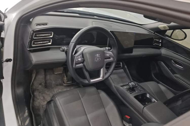 Used BYD Qin L 2025 DM-i Smart Drive 120KM Superior Model Center Console