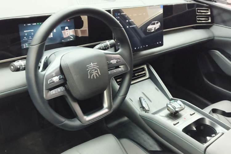 Used BYD Qin L 2025 DM-i Smart Drive 120KM Superior Model Center Console
