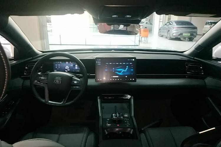 Used BYD Qin L 2025 DM-i Smart Drive 80KM Leading Model Center Console
