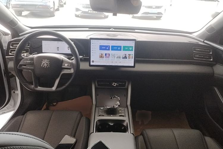 Used BYD Qin L 2025 DM-i Smart Drive 80KM Leading Model Center Console