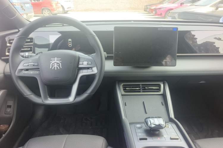 Used BYD Qin L 2025 DM-i Smart Drive 80KM Leading Model Center Console