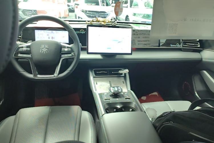Used BYD Qin L 2025 DM-i Smart Drive 80KM Leading Model Center Console
