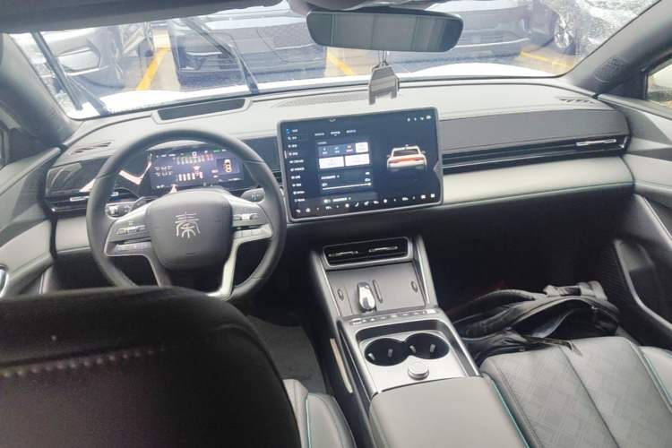 Used BYD Qin L 2025 EV 545KM Cloud Suspension Edition Center Console