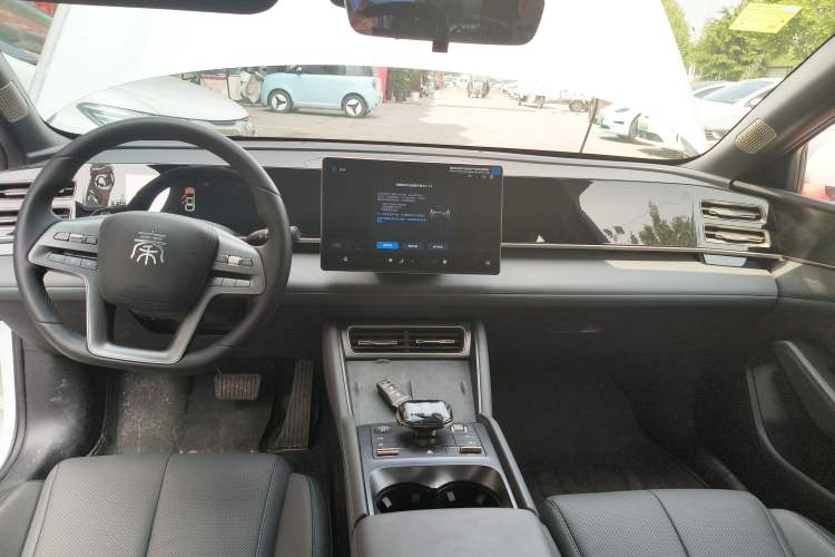Used BYD Qin L 2025 DM-i Smart Drive 120KM Superior Model Center Console