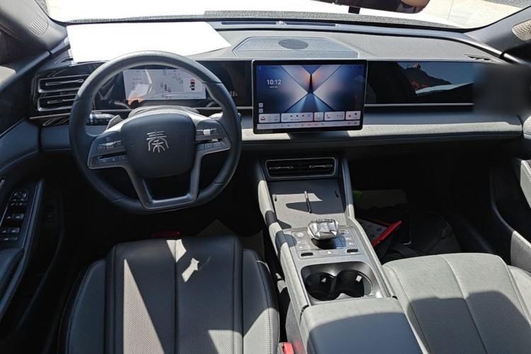 Used BYD Qin L 2025 DM-i Smart Drive 80KM Superior Model Center Console