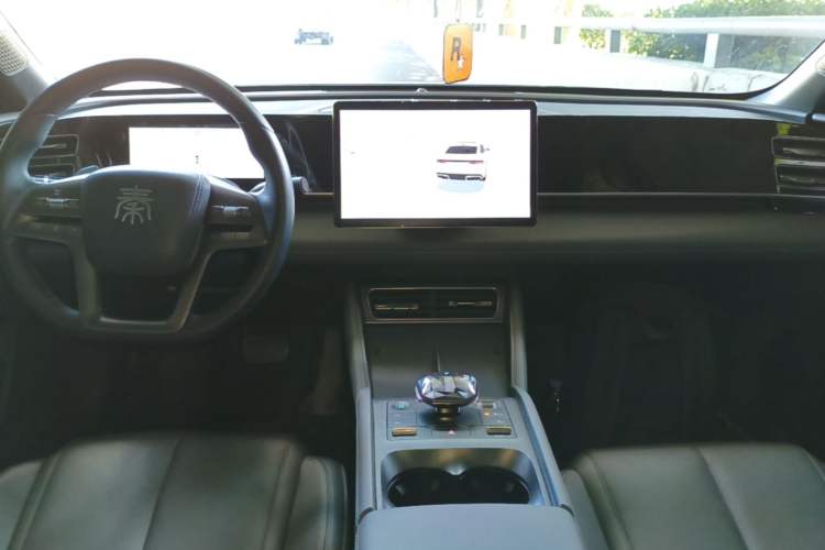 Used BYD Qin L 2025 DM-i Smart Drive 120KM Leading Model Center Console