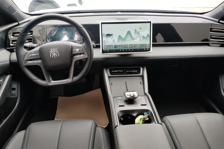 Used BYD Qin L 2025 DM-i Smart Drive 80KM Leading Model Center Console