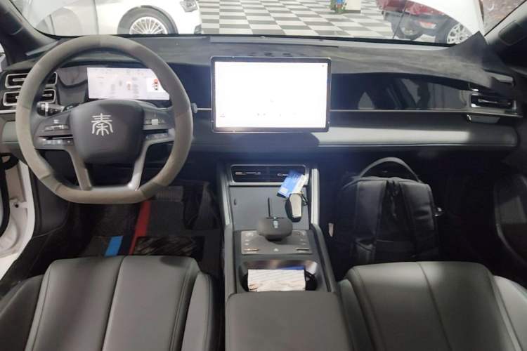 Used BYD Qin L 2025 DM-i Smart Drive 80KM Leading Model Center Console