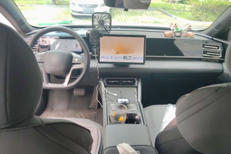 Used BYD Qin L 2025 DM-i Smart Drive 80KM Leading Model Center Console