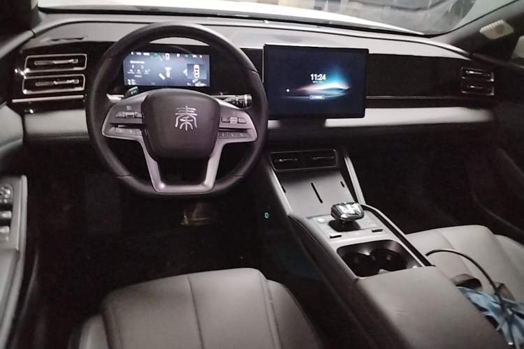 Used BYD Qin L 2025 DM-i Smart Drive 120KM Leading Model Center Console