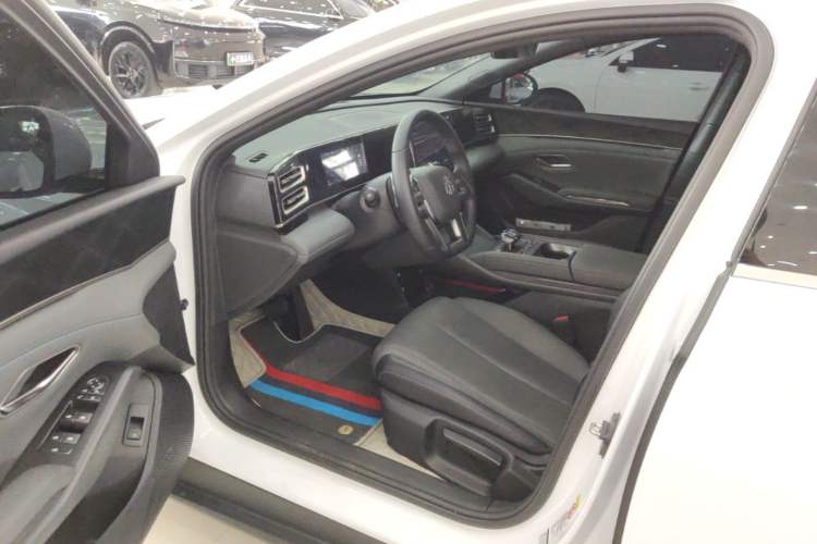 Used BYD Qin L 2025 DM-i Smart Drive 80KM Leading Model Driver Seat