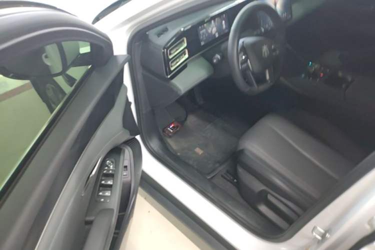 Used BYD Qin L 2025 DM-i Smart Drive 80KM Leading Model Driver Seat