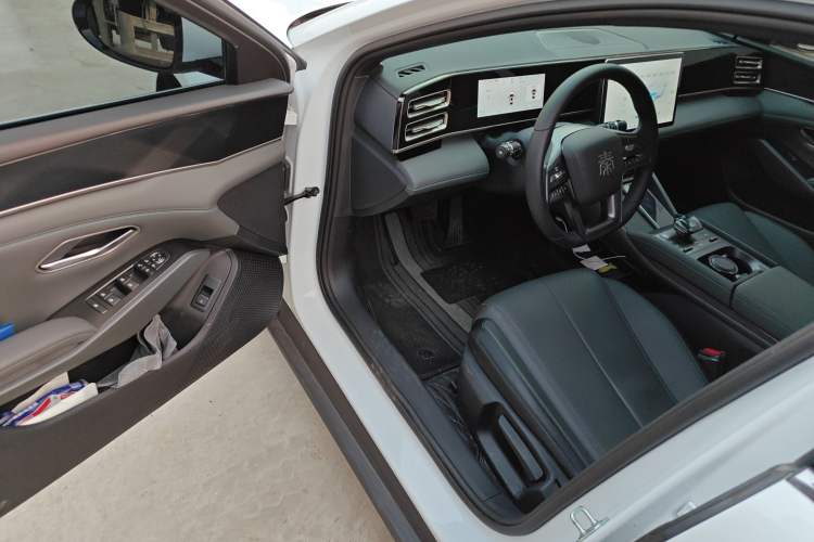 Used BYD Qin L 2025 DM-i Smart Drive 80KM Leading Model Driver Seat
