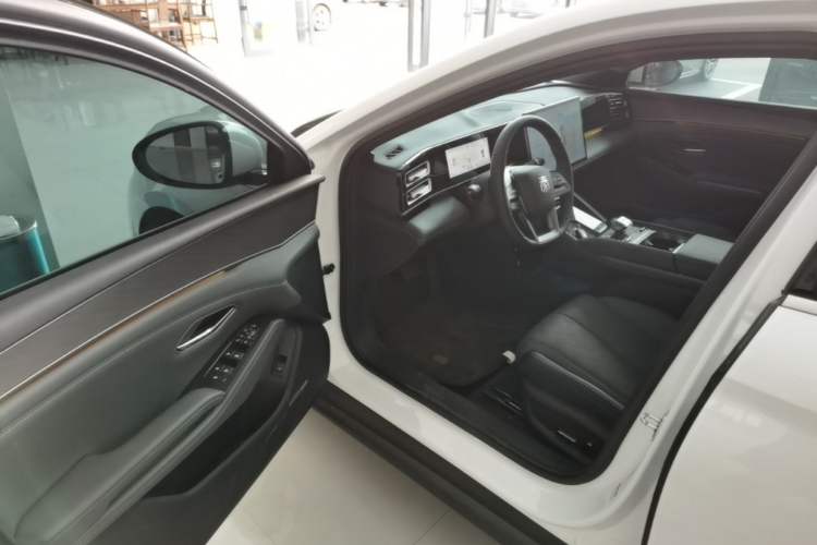 Used BYD Qin L 2025 DM-i Smart Drive 120KM Excellence Model Driver Seat