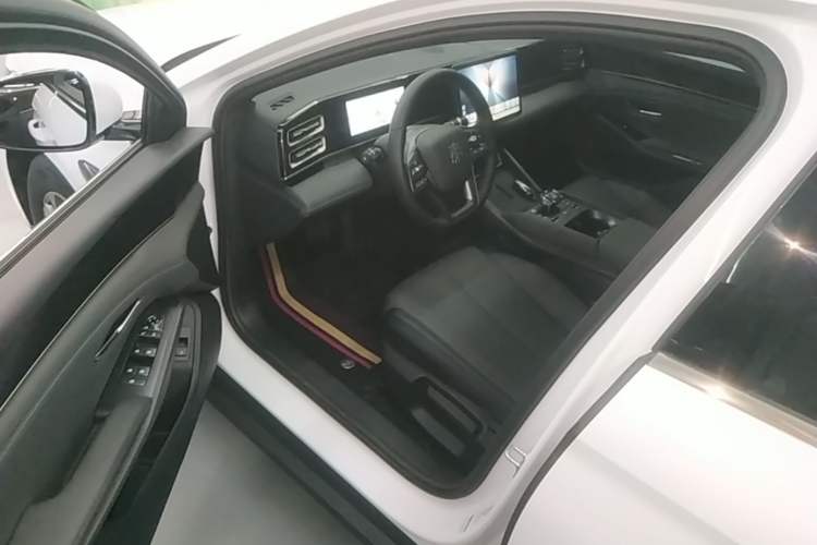 Used BYD Qin L 2025 DM-i Smart Drive 80KM Leading Model Driver Seat