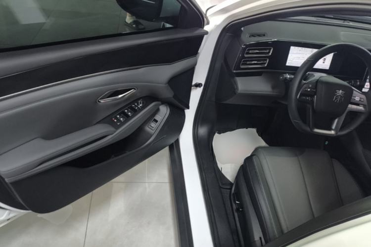 Used BYD Qin L 2025 DM-i Smart Drive 120KM Leading Model Driver Seat
