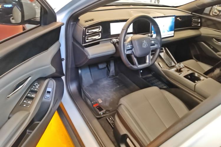Used BYD Qin L 2025 DM-i Smart Drive 80KM Leading Model Driver Seat