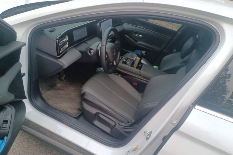Used BYD Qin L 2025 DM-i Smart Drive 80KM Leading Model Driver Seat