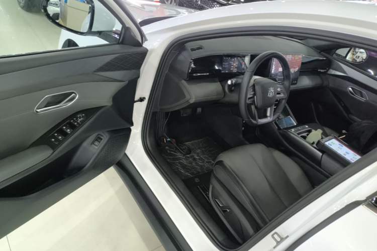 Used BYD Qin L 2025 EV 545KM Beyond Version Driver Seat