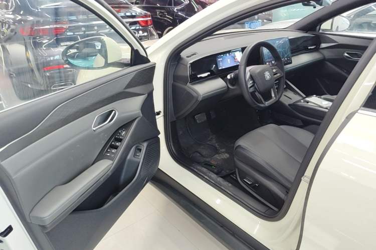 Used BYD Qin L 2025 EV 545KM Beyond Version Driver Seat