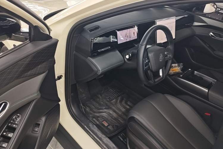 Used BYD Qin L 2025 EV 545KM Beyond Version Driver Seat