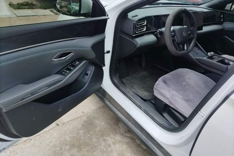 Used BYD Qin L 2025 DM-i Smart Drive 80KM Leading Model Driver Seat