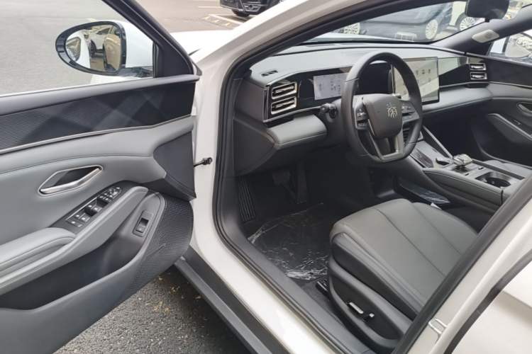 Used BYD Qin L 2025 DM-i Smart Drive 120KM Superior Model Driver Seat