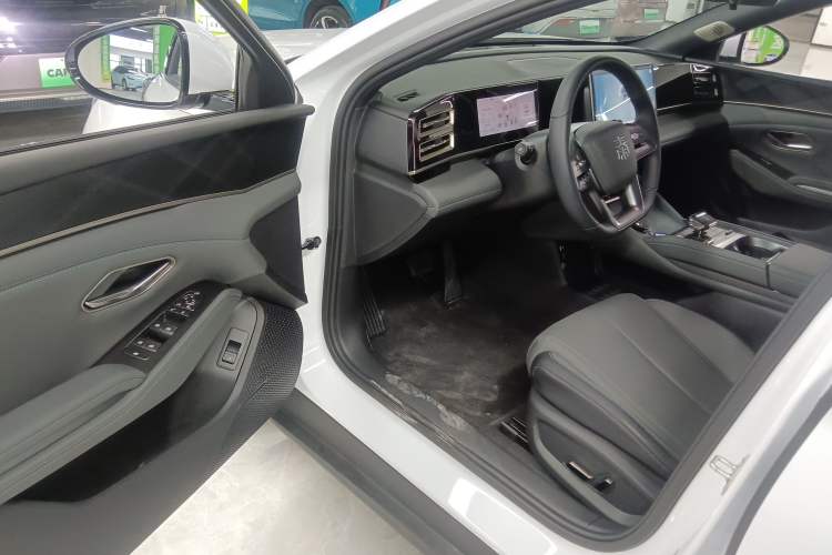 Used BYD Qin L 2025 DM-i Smart Drive 120KM Superior Model Driver Seat