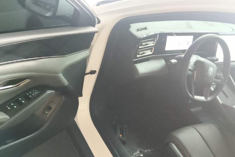 Used BYD Qin L 2025 DM-i Smart Drive 80KM Leading Model Driver Seat