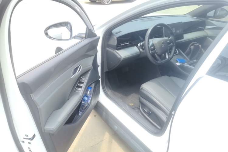 Used BYD Qin L 2025 EV 545KM Beyond Version Driver Seat