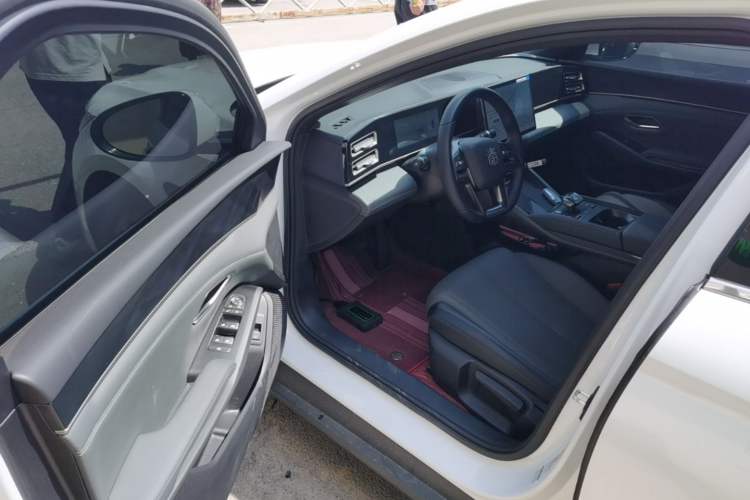 Used BYD Qin L 2025 DM-i Smart Drive 80KM Leading Model Driver Seat